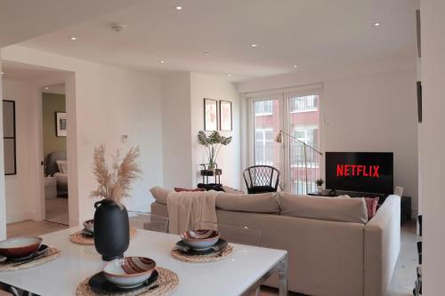 Luxury 2 Bed Apartment Vauxhall Balcony Sleeps 5 - image 14