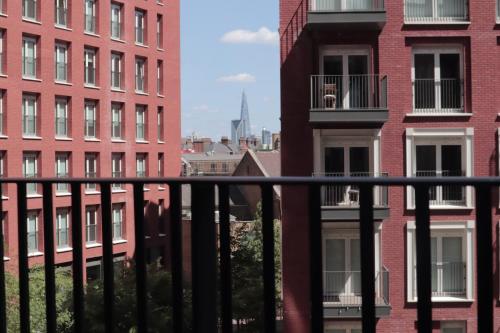 Luxury 2 bedroom apartment near central London with balcony - Open for Long stay and Families Relocatings 5
