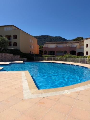 Appartement provençal avec jardin, piscines & tennis - Location saisonnière - Cavalaire-sur-Mer