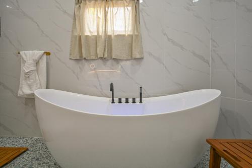 Golden Pear Villa-MSV 10BR - 5 Fully Equipped Kitchens, Harbor & Sea Views in เซนต์ จอร์จ