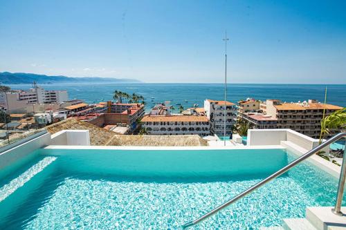 Romantic Zone Condo with Rooftop Pool 2 Min Beach