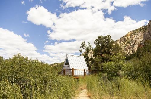 NEW! Unique Modern Glamping Chalet #2 – khách sạn tại Glendale