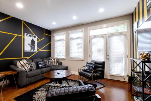 The Johnny Cash Suite - Music Row District - Free Garage Parking - King Bed - East Nashville, TN