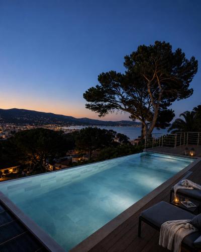 Villa Bellevue, magnifique vue mer! Piscine chauffée, à10 mns de la plage et du centre!