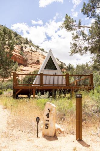 NEW! Unique Modern Glamping Chalet #4 – khách sạn tại Glendale
