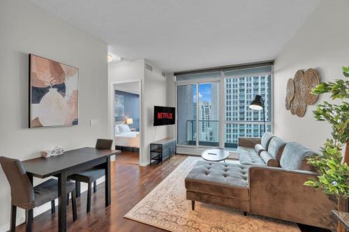 Spacious 2BR - Pool, Gym, Sauna, Hot Tub, Free Parking – khách sạn tại Trinity - Niagara