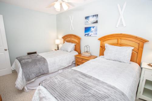 Condo at Pinnacle Inn Resort in Beech Mountain, USA