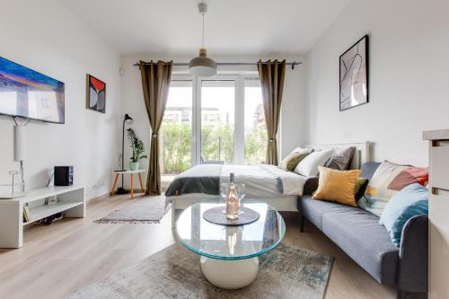 Brand New Apartment with Patio - Near Metro & Shopping Mall, Prague