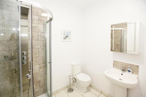 Austens Apartments - image 2