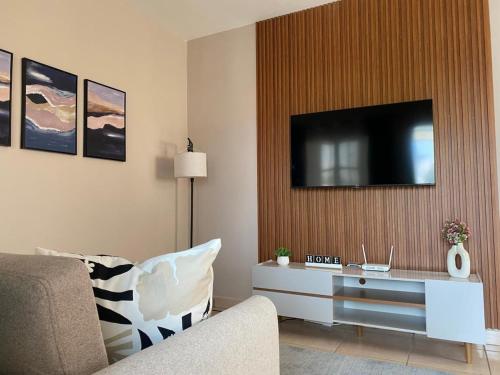 Modern living 5 Min to SAP Airport Free Parking in La Lima