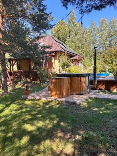 Dārzs, RUSINÓWKA - DOM Z DALA OD MIEJSKIEGO ZGIEŁKU Dom z Jacuzzi (RUSINOWKA - DOM Z DALA OD MIEJSKIEGO ZGIELKU Dom z Jacuzzi) in Gołębiów