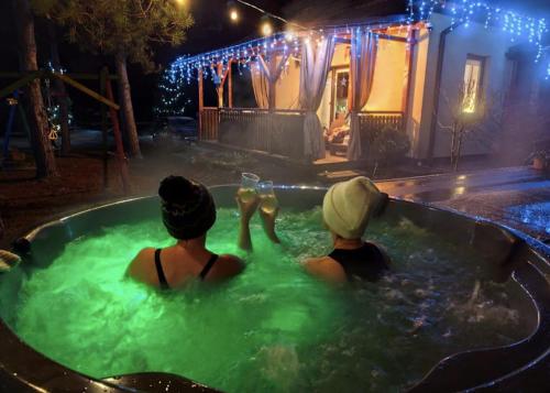 RUSINÓWKA - DOM Z DALA OD MIEJSKIEGO ZGIEŁKU Dom z Jacuzzi (RUSINOWKA - DOM Z DALA OD MIEJSKIEGO ZGIELKU Dom z Jacuzzi) in Gołębiów