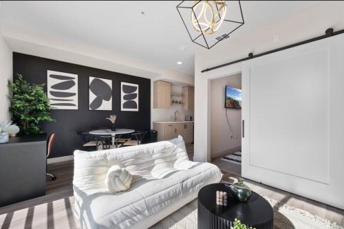Modern 1BR near Irvine, 30 Day Stay – khách sạn tại South Coast Metro