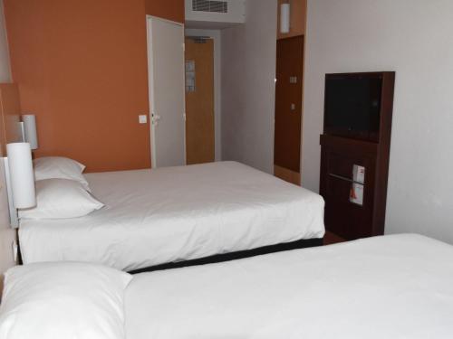 1 double bed, 1 twin bed