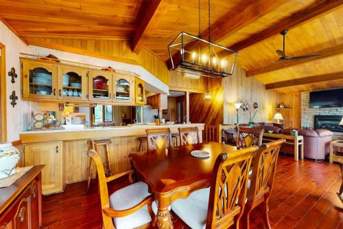 Lakefront Haven in Lake Tomahawk, USA