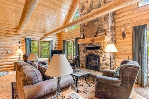 River Woods Retreat in Lyndon Station, USA