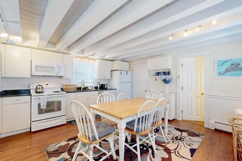 Oak Bluffs Cottage - image 32