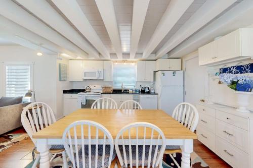 Oak Bluffs Cottage - image 38