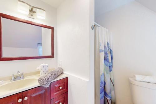 Oak Bluffs Cottage - image 26