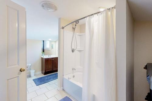 Oak Bluffs Cottage - image 16