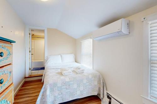 Oak Bluffs Cottage - image 34