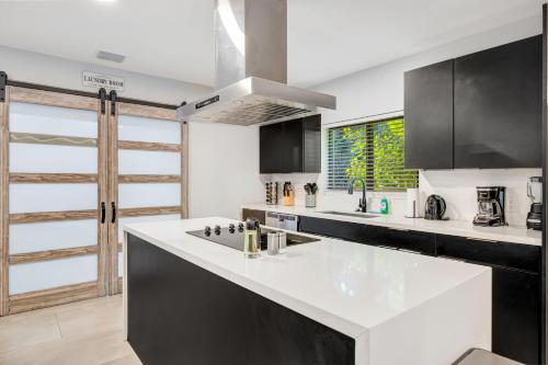 Fantastic Villa North Miami BY THE GLAMHOMES in Miami, USA