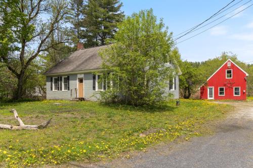 Ski & Stay Montpelier 4BR Home Sleeps 8 home in Berlin (VT)