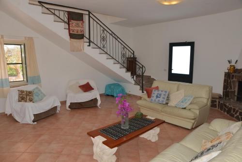Shared lounge/TV area, Villa Las Rosas in Alghero