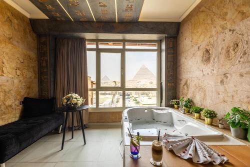 Great Pyramid Inn in Giza