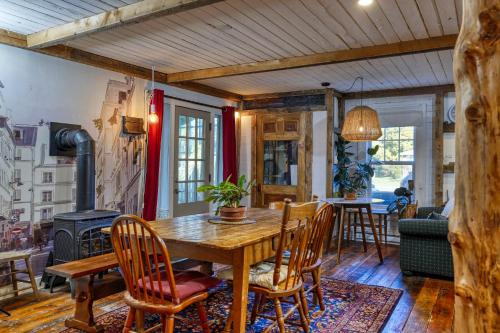 Rustic chic Barn in Ayers Cliff