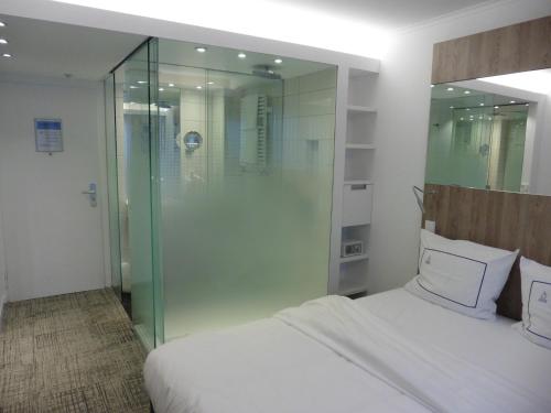 Hotel Empire - image 10
