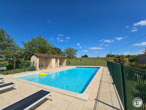 . Maison périgourdine avec piscine et wifi, animaux admis, près de Domme