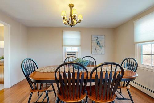 Oak Ridge Retreat in Sagamore Beach, USA