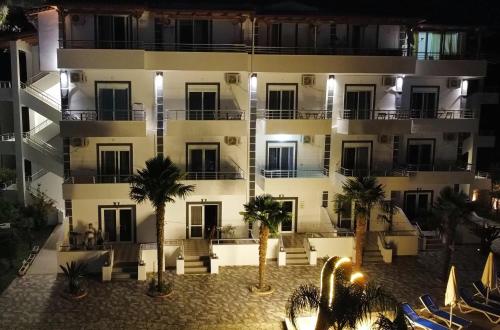 Hotel Beach Restaurant Fabio in Qazim Pali