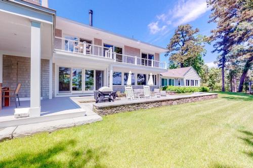 Follins Estate in Yarmouth Port (MA)