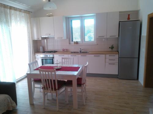 2 bedrooms, 3 beds