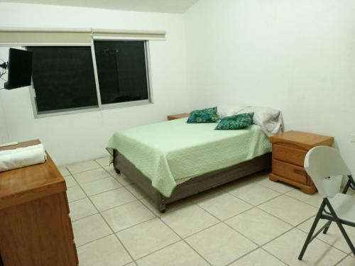 Guestroom, RECAMARA INDEPENDIENTE con CAMA MATRIMONIAL AIRE ACONDICIONADO Y BANO EXCLUSIVO in Santa Rita 1