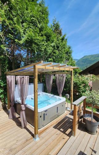 chalet cosy, jacuzzi privé, calme, idéal moto rando vélo gîte à louer Bellecombe