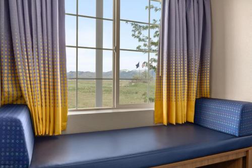 Microtel Inn & Suites by Wyndham Salt Lake City Airport - image 6