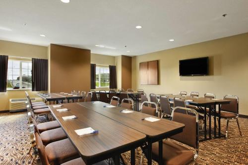 회의실/연회장, 마이크로텔 인 앤 스위트 바이 윈덤 윌리스턴 (Microtel Inn & Suites by Wyndham Williston) in 윌리스턴 (ND)