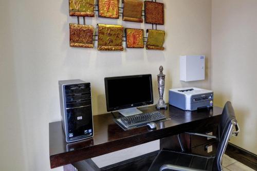 Comfort Inn and Suites Medical West - image 17