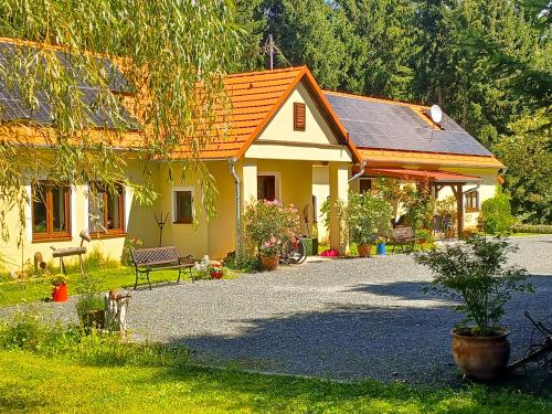 Őrségi Katicás Vendégház (Orsegi Katicas Vendeghaz) in Viszák