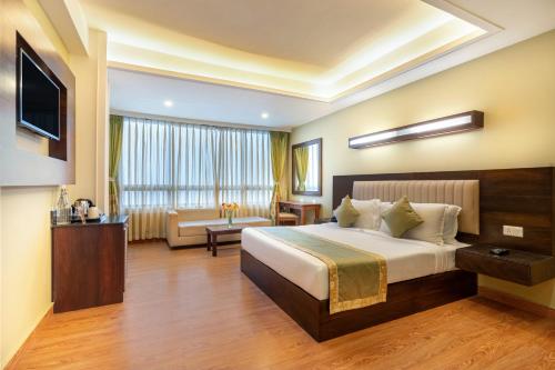 Summit North Star Hotel with Swimming Pool  photo 2