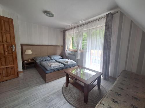 1 queen bed, 2 twin beds, 1 sofa bed