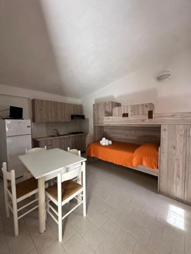 1 twin bed, 1 bunk bed