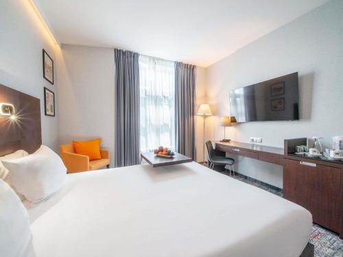 Double Room with Queen Bed