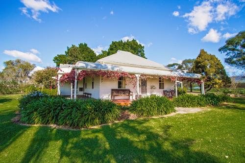 Pooles Rock and Cockfighters Ghost Vineyard Accommodation