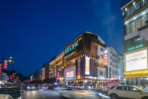 铂曼时尚酒店Boman Fashion Hotel 300 Meters From National Forest Park East Gate