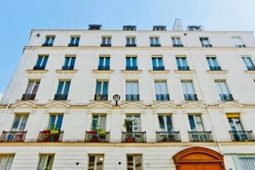 Classic Studio Retreat in Le Marais with Netflix - image 6