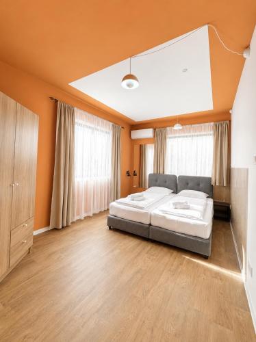 Modern Studio 2 private Kitchenette and Bathroom 4